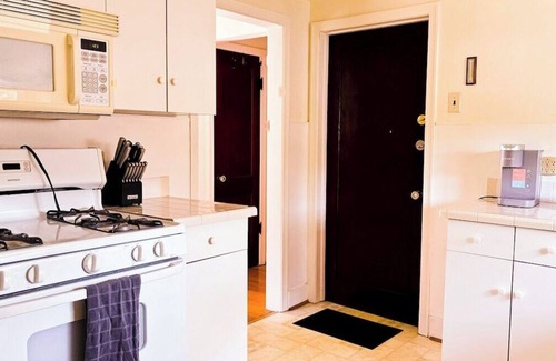 Eggertsville Apartamento | Eggert - Upper · 2BR apartment near UB, Niagara, Hospitals, Buffalo