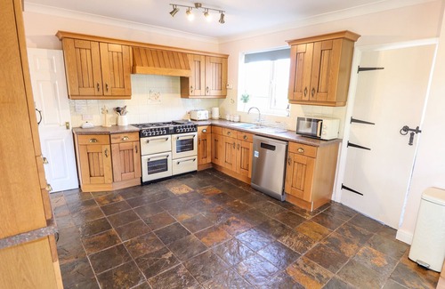 Winestead Cabaña | EGGLESTON, pet friendly, with hot tub in Withernsea