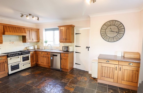 Winestead Cabaña | EGGLESTON, pet friendly, with hot tub in Withernsea