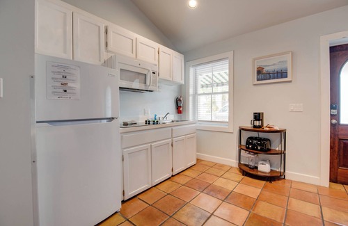 Uptown - Upper Duval Cabaña | Egret Suite | Bright Retreat, Hot Tubs, Steps from Duval!