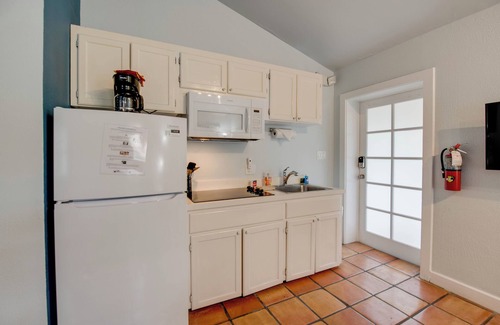Uptown - Upper Duval Cabaña | Egret Suite | Bright Retreat, Hot Tubs, Steps from Duval!