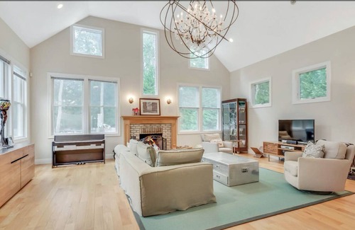Wainscott Woods Casa | EH Gem (piscina de agua salada / 1 milla a bch y caminar a la ciudad); Agosto y dia del trabajo