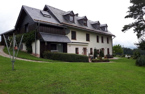 Plutscheid Apartamento | Eifel-Hügelhaus Plütscheid - 5-bed vacation apartment shower/WC, 3 bedrooms