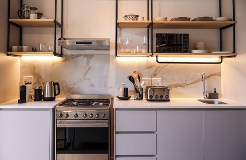 Three Anchor Bay Apartamento | EIGHTY2 ON M - Fluent Serviced Apartments