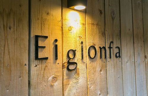 Menai Bridge Cabaña | Eigionfa - an on the beach that sleeps 8 guests in 3 bedrooms