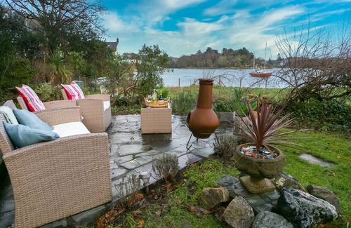 Menai Bridge Cabaña | Eigionfa - an on the beach that sleeps 8 guests in 3 bedrooms