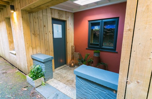 Menai Bridge Cabaña | Eigionfa - an on the beach that sleeps 8 guests in 3 bedrooms