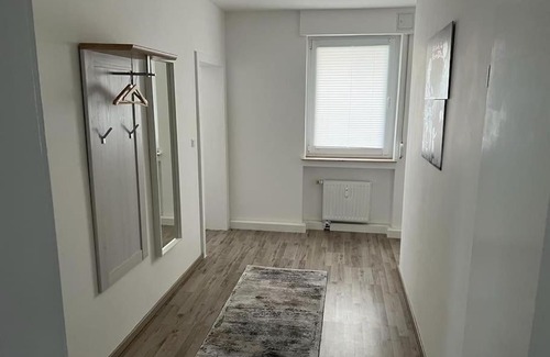 Lubbecke Apartamento | Eine modern renovierte Wohnung mit Balkonterrasse.