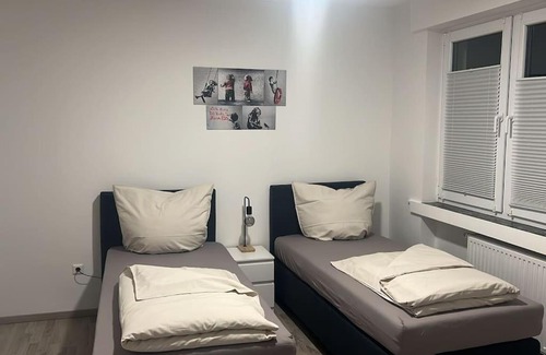 Lubbecke Apartamento | Eine modern renovierte Wohnung mit Balkonterrasse.