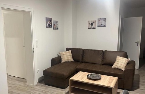 Lubbecke Apartamento | Eine modern renovierte Wohnung mit Balkonterrasse.