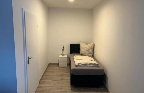 Lubbecke Apartamento | Eine modern renovierte Wohnung mit Balkonterrasse.