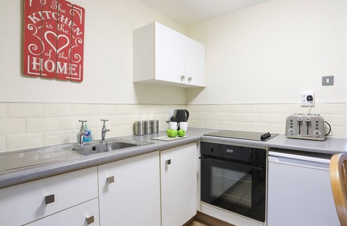 Bont Newydd Cabaña | EIRLYS, pet friendly, with a garden in Caeathro