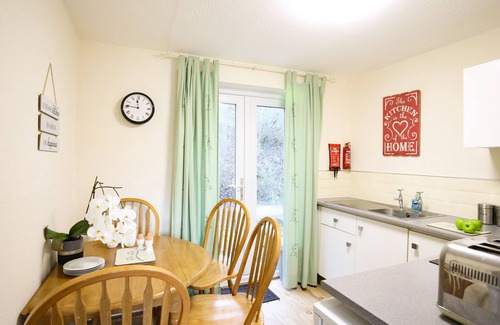 Bont Newydd Cabaña | EIRLYS, pet friendly, with a garden in Caeathro