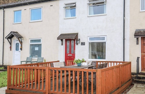 Bont Newydd Cabaña | EIRLYS, pet friendly, with a garden in Caeathro