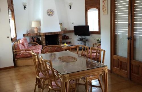 Pals Villa | El Castillito