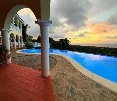 Cabrera Casa | El Castillo Tropical