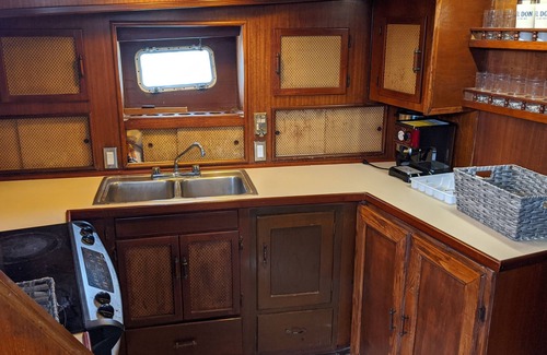 La Paz Alquiler De Eote | "El Don" is a 65ft Classic Hatteras luxury yacht docked in La Paz, Mexico.