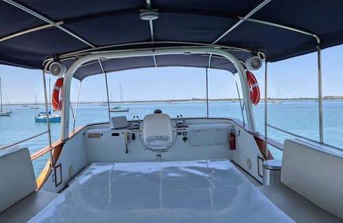 La Paz Alquiler De Eote | "El Don" is a 65ft Classic Hatteras luxury yacht docked in La Paz, Mexico.