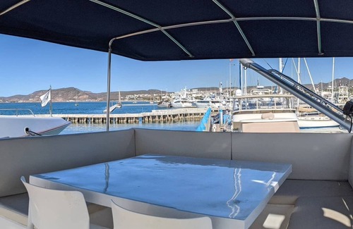 La Paz Alquiler De Eote | "El Don" is a 65ft Classic Hatteras luxury yacht docked in La Paz, Mexico.
