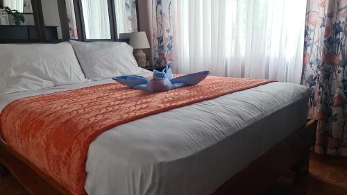 Barrio Ricos y Famosos Apartamento | El Encanto Condominiums
