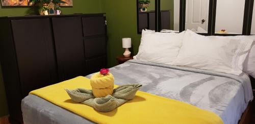 Barrio Ricos y Famosos Apartamento | El Encanto Condominiums