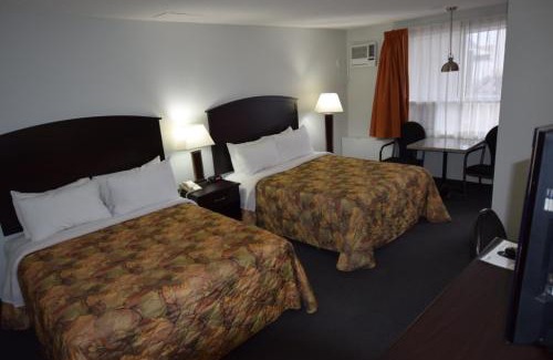 Cold Lake Hotel | El Lobo Motel