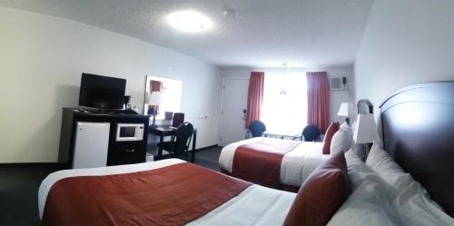 Cold Lake Hotel | El Lobo Motel