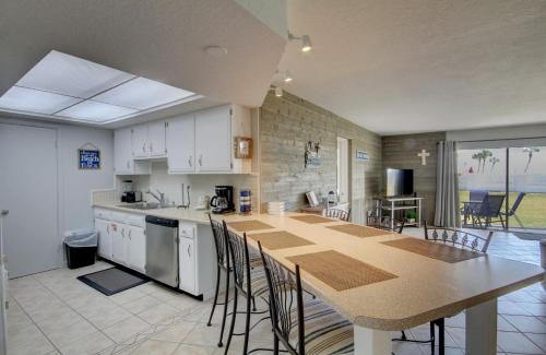 Fort Walton Beach Casa | El Matador 415 - Walk right out to the pool and the beach!