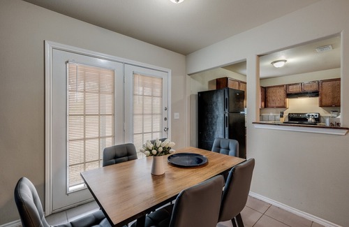 Northwest Los Angeles Heights Casa | El Monte - 20% OFF Entire 4BR Home in Great Location w/ Backyard - Fast WiFi