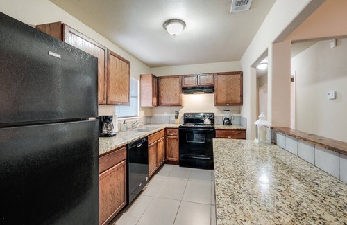 Northwest Los Angeles Heights Casa | El Monte - 20% OFF Entire 4BR Home in Great Location w/ Backyard - Fast WiFi
