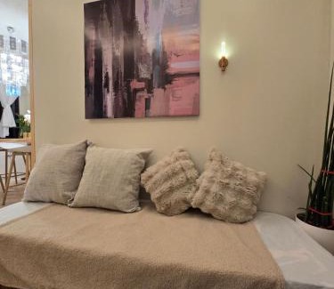 Balibago Apartamento | El Nissi Staycation, The Farmhouse Suite, Enchanted Kingdom