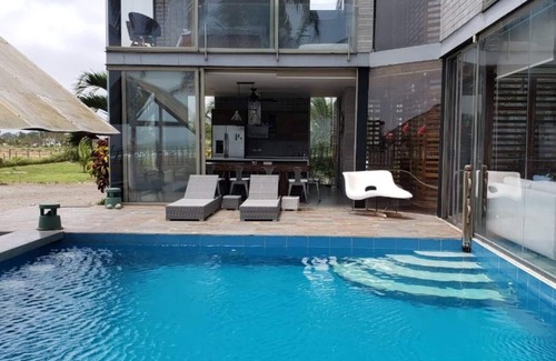 Cojimíes Casa | El Paraíso Cojímies - Casa con piscina frente a playa privada