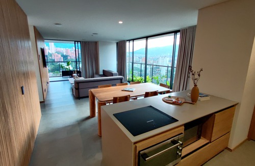 Lalinde Apartamento | El Poblado, Medellín - Private Hot Tub & Balcony - 3BR - View - Wake 1111!