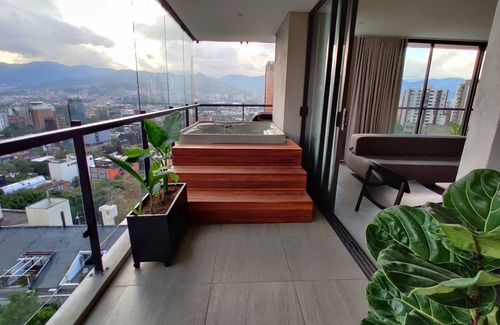 Lalinde Apartamento | El Poblado, Medellín - Private Hot Tub & Balcony - 3BR - View - Wake 1111!