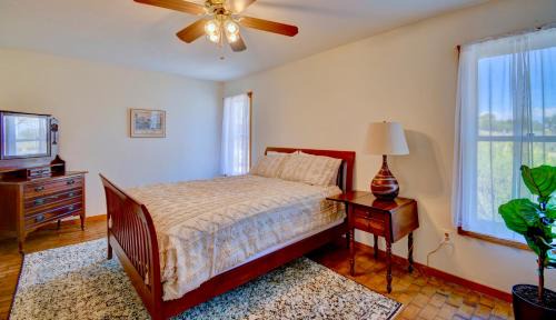 Corrales Casa | El Ranchito Alegre Taos-Style 3BR in Corrales