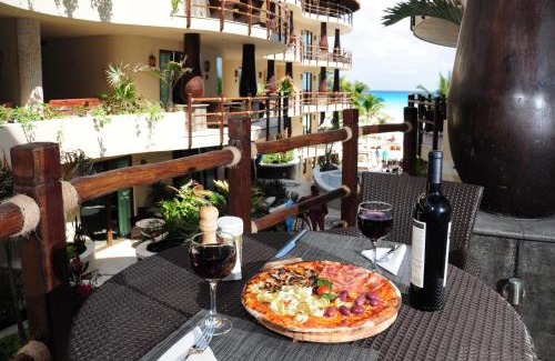 Centro de Playa del Carmen Hotel | El Taj Oceanfront and Beachside Condo Hotel