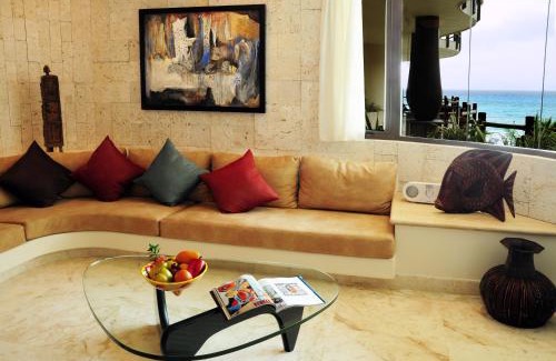 Centro de Playa del Carmen Hotel | El Taj Oceanfront and Beachside Condo Hotel
