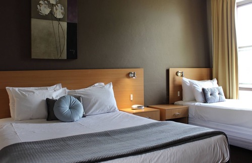 Warwick Farm Hotel | El Toro Motel