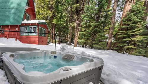 Shaver Lake Casa | Elderberry Bluejay Location Goals Tub Time