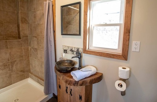 Stanton Cabina | Elderberry Cabin w/ hot tub near Red River Gorge