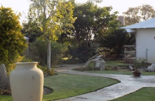 Okaukuejo Alquiler De RV | Eldorado Guest House & Camping