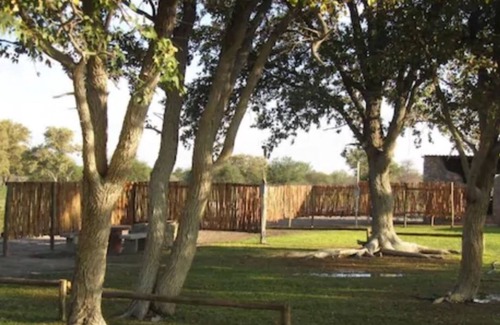 Okaukuejo Alquiler De RV | Eldorado Guest House & Camping