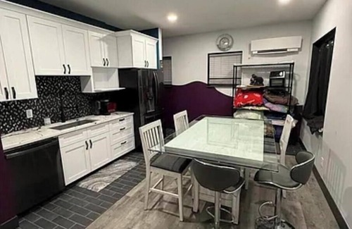 South Central Omaha Casa | electric car friendly. Charming 1000 sq.ft loft in welcoming Omaha with WiFi, AC