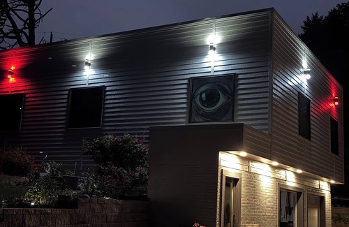 South Central Omaha Casa | electric car friendly. Charming 1000 sq.ft loft in welcoming Omaha with WiFi, AC
