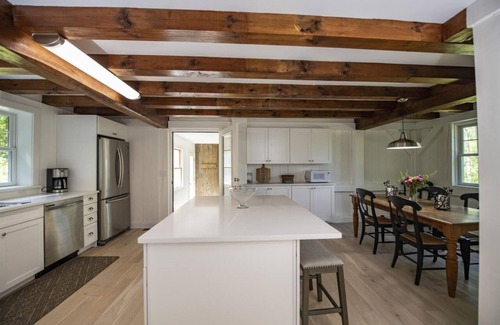West Hartford Casa | Elegance Meets Rustic Charm: Vermont 3-Bed Retreat