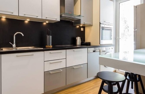 Vouliagmeni Apartamento | Elegance Vouliagmeni Gem Luxury Apt, Walk to Beach