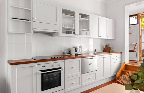 North Sydney Casa | Elegant 1-Bed Oasis with Courtyard in North Sydney