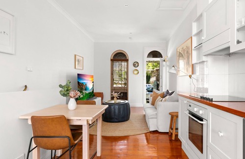 North Sydney Casa | Elegant 1-Bed Oasis with Courtyard in North Sydney