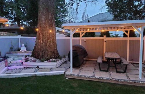South Surrey Apartamento | Elegant 1 bedrm, kitchen near Vancouver.