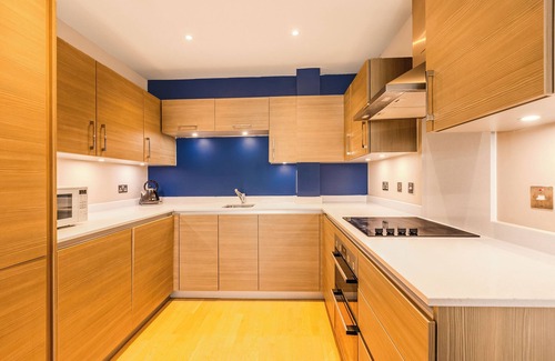 Tower Hamlets Apartamento | Elegant 1BR Apartment, 5 Min Limehouse DLR Station